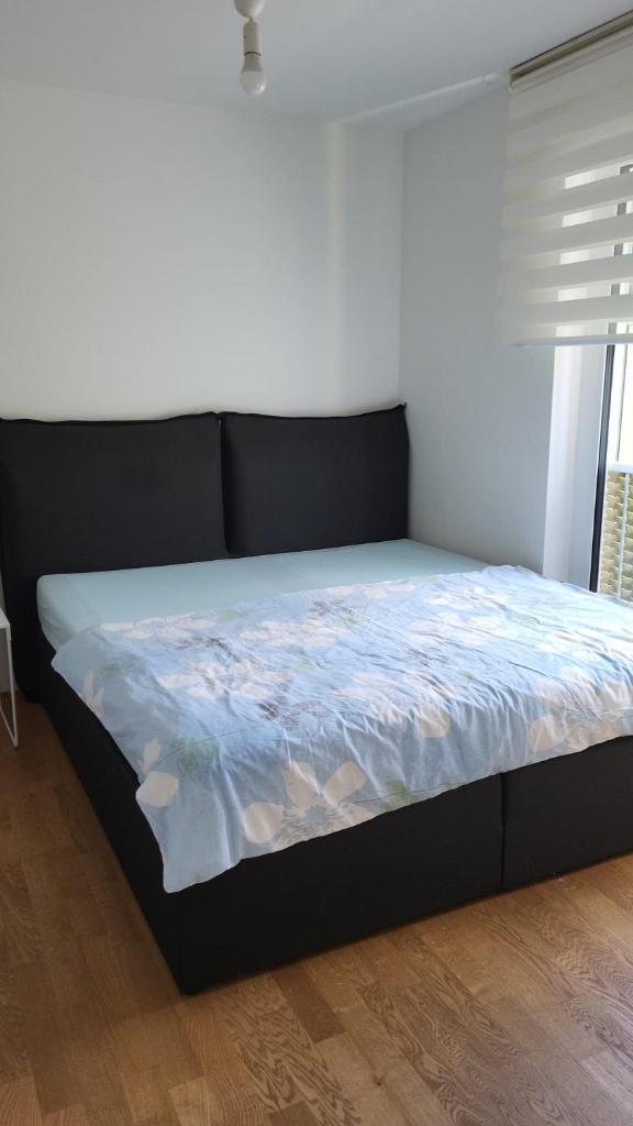 3 Zimmer Wohnung mit 2 Schlafzimmer Wohnzimmer Küche in Neu Ulm photo 1