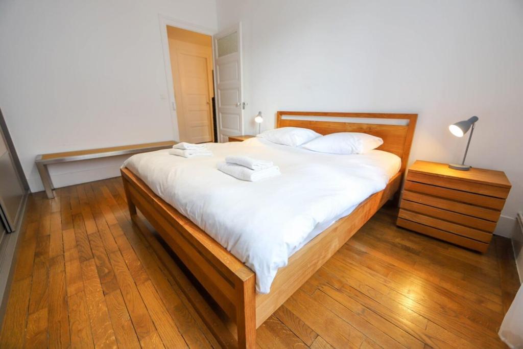 Cozy comfort 3 mins from the lake - parking photo 2