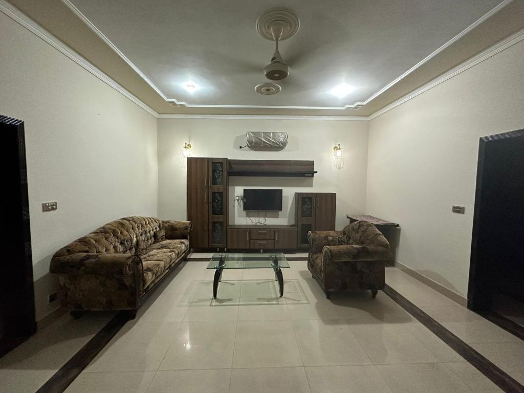 Bahria Town - 10 Marla 2 Bed rooms Portion for families only photo 3