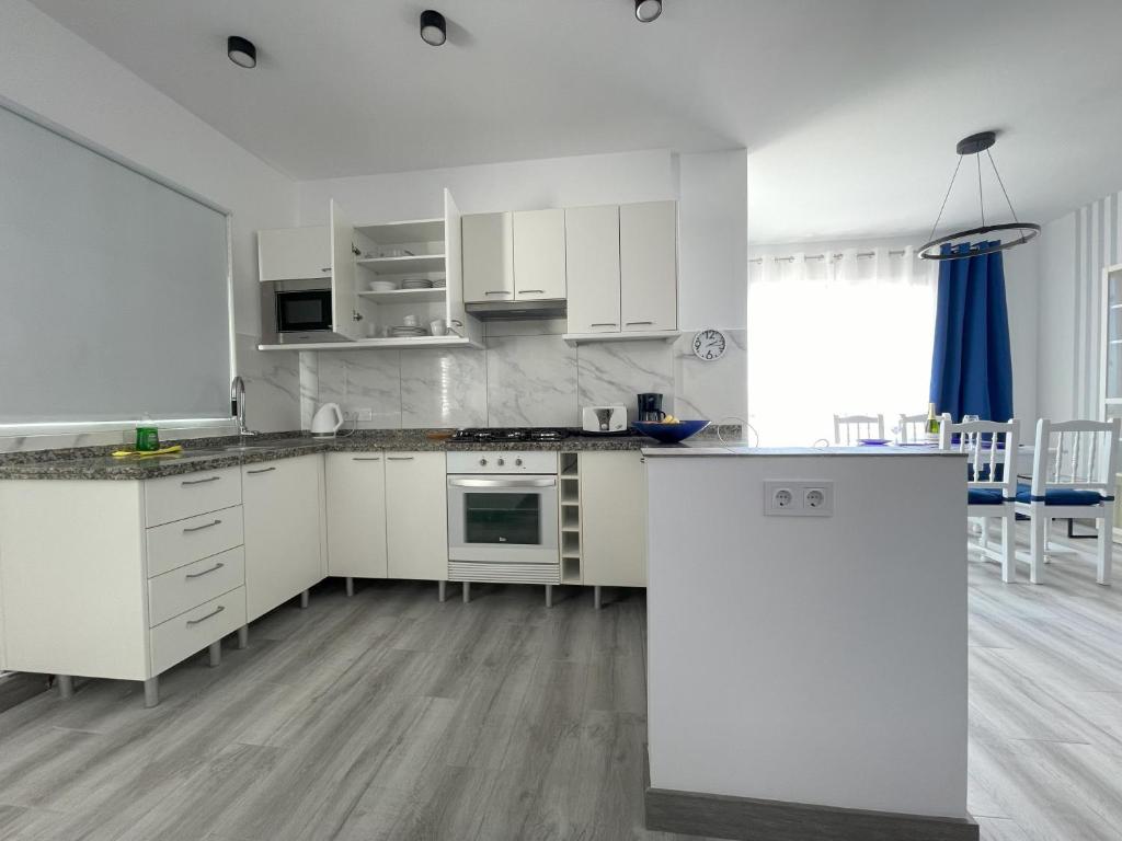 Newly renovated apartment with 2 terrace, 2 bedroom, 5min beach photo 4