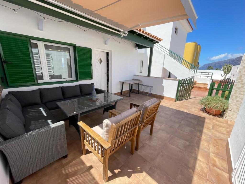 Newly renovated apartment with 2 terrace, 2 bedroom, 5min beach photo 2