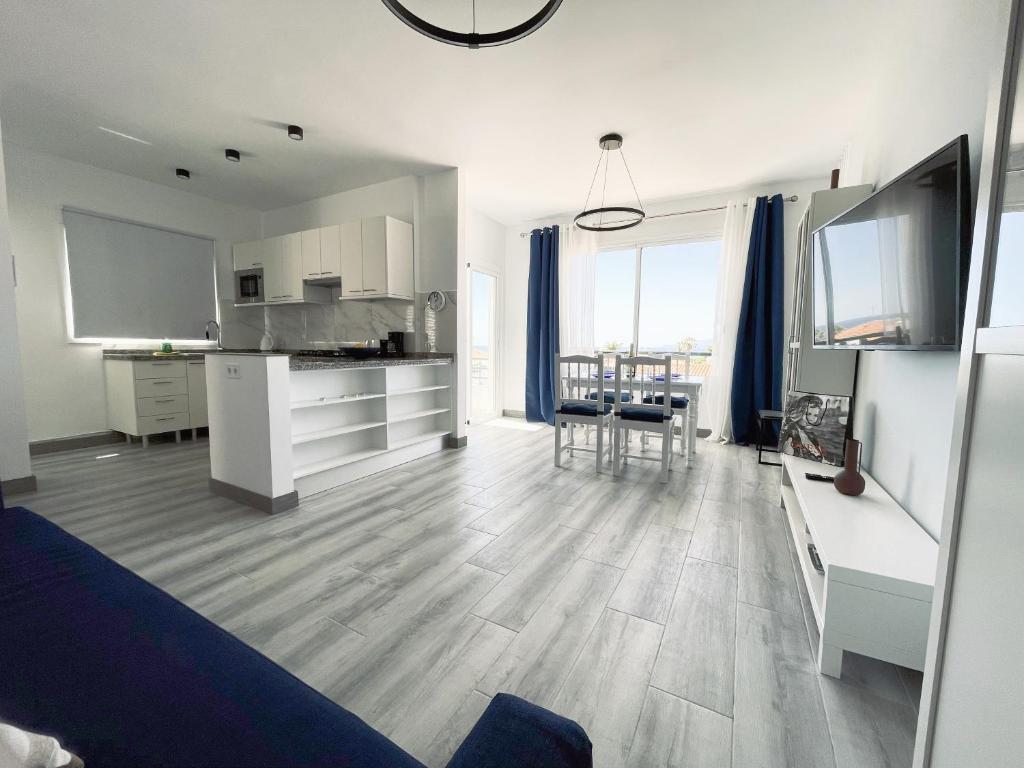 Newly renovated apartment with 2 terrace, 2 bedroom, 5min beach photo 3