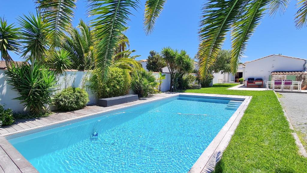 Superbe villa avec piscine chauffée, boulodrome et parking