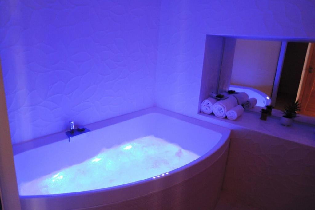 L'Eau Vive Jacuzzi et Sauna en vieille ville 5 photo 3