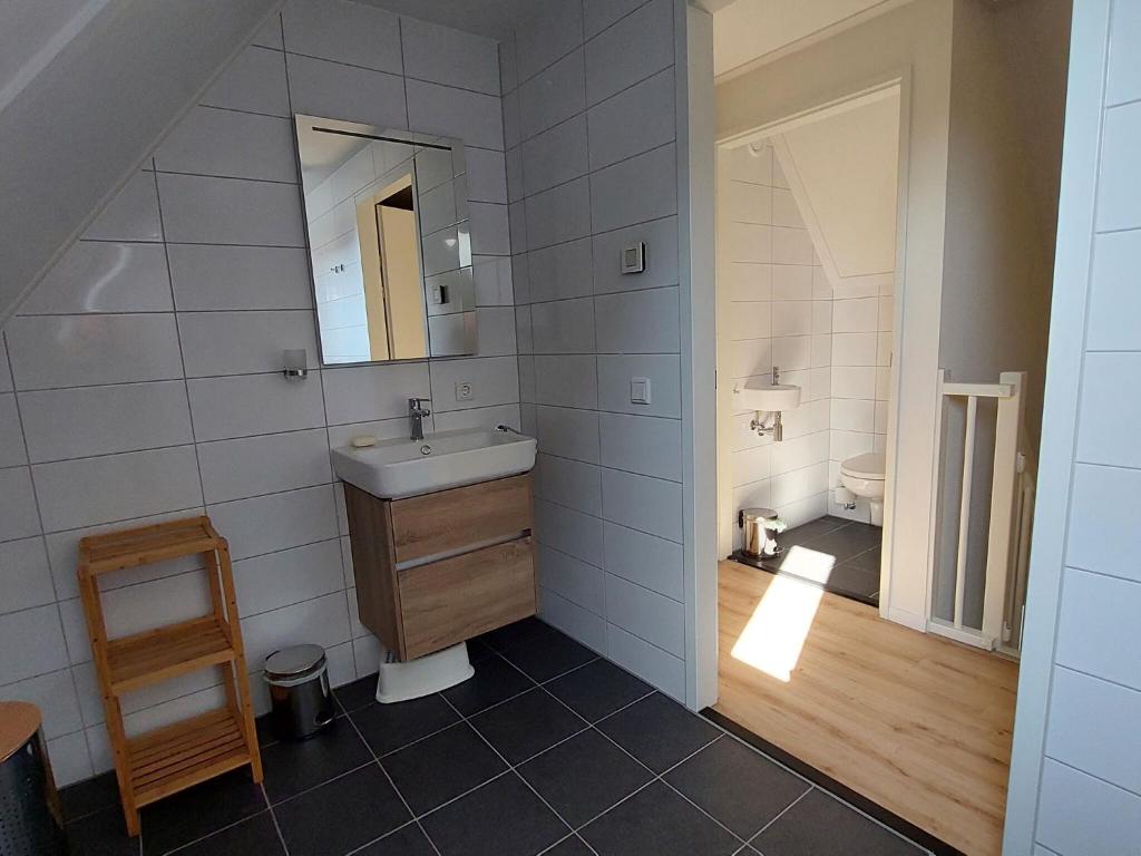 Tasteful holiday home in Scherpenisse with garden photo 3
