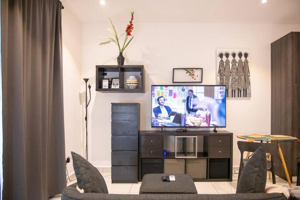 Cosy Suite @Embassy Gardens photo 2