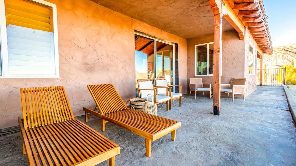 Desert villa with great views, hot tub and mini-golf photo 2