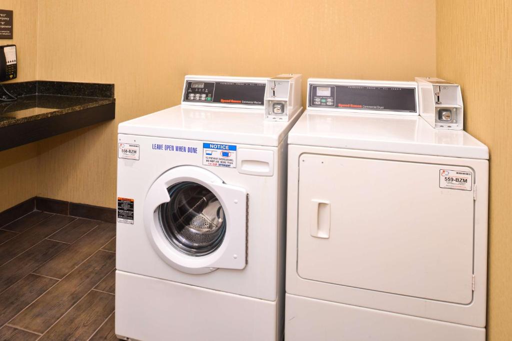 Comfort Inn & Suites photo 2