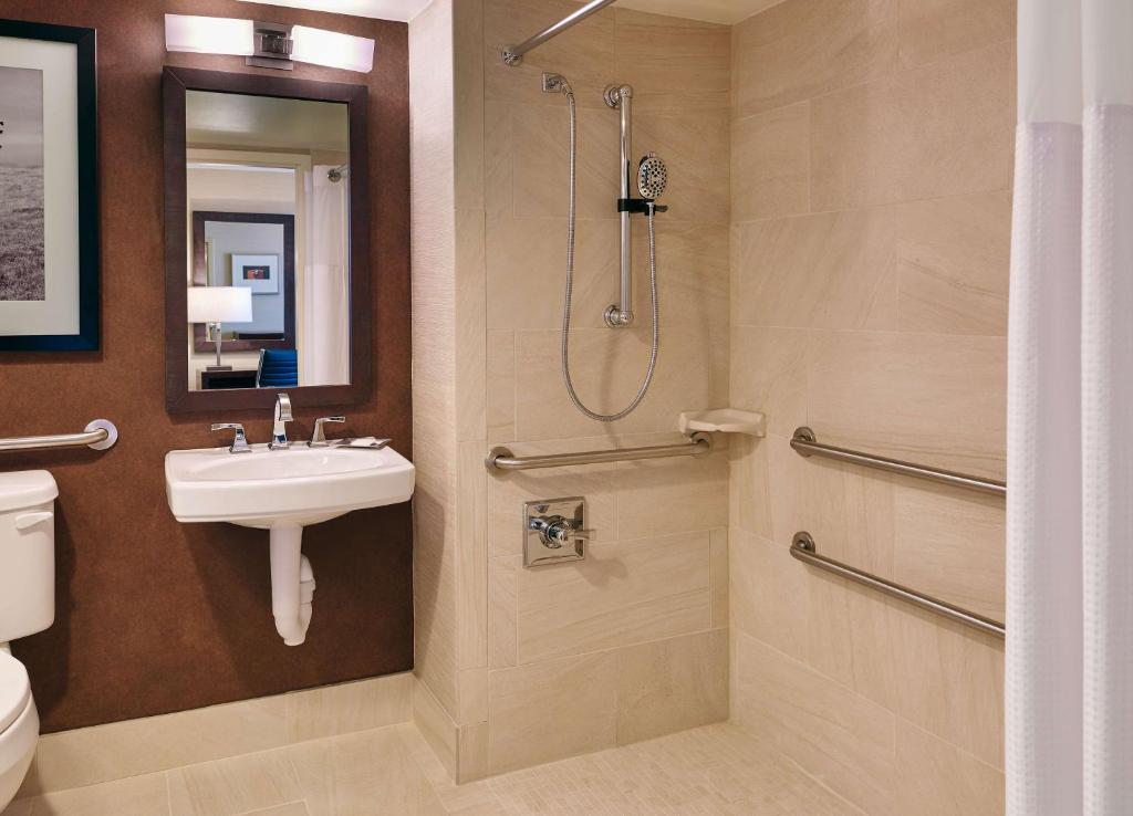 DoubleTree by Hilton Hotel San Antonio Airport - Tap to explore photos