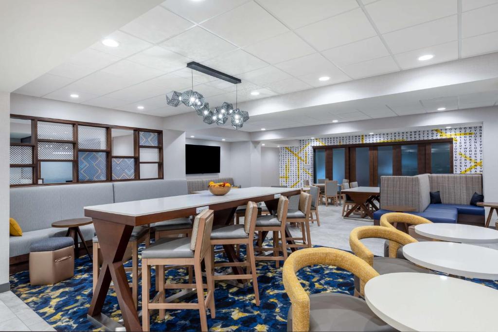 Hampton Inn Albertville image