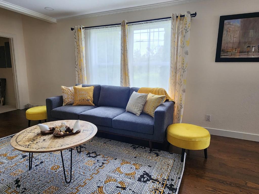 Cozy contemporary 2BR with Sofa bed in the office photo 2