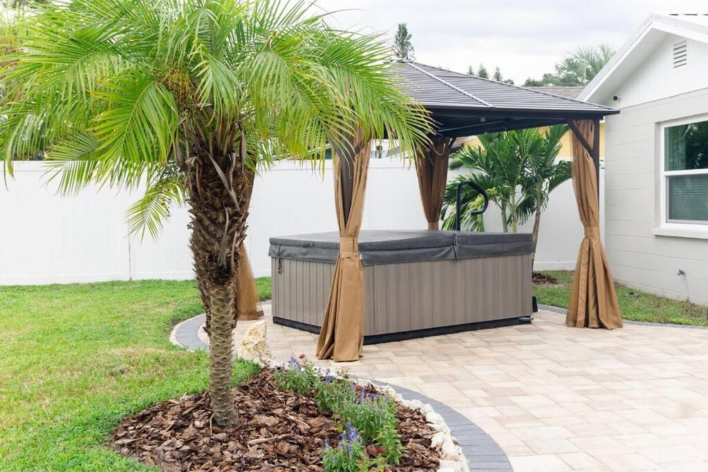 Tropical Backyard Paradise, Hot Tub, Fenced yard photo 1