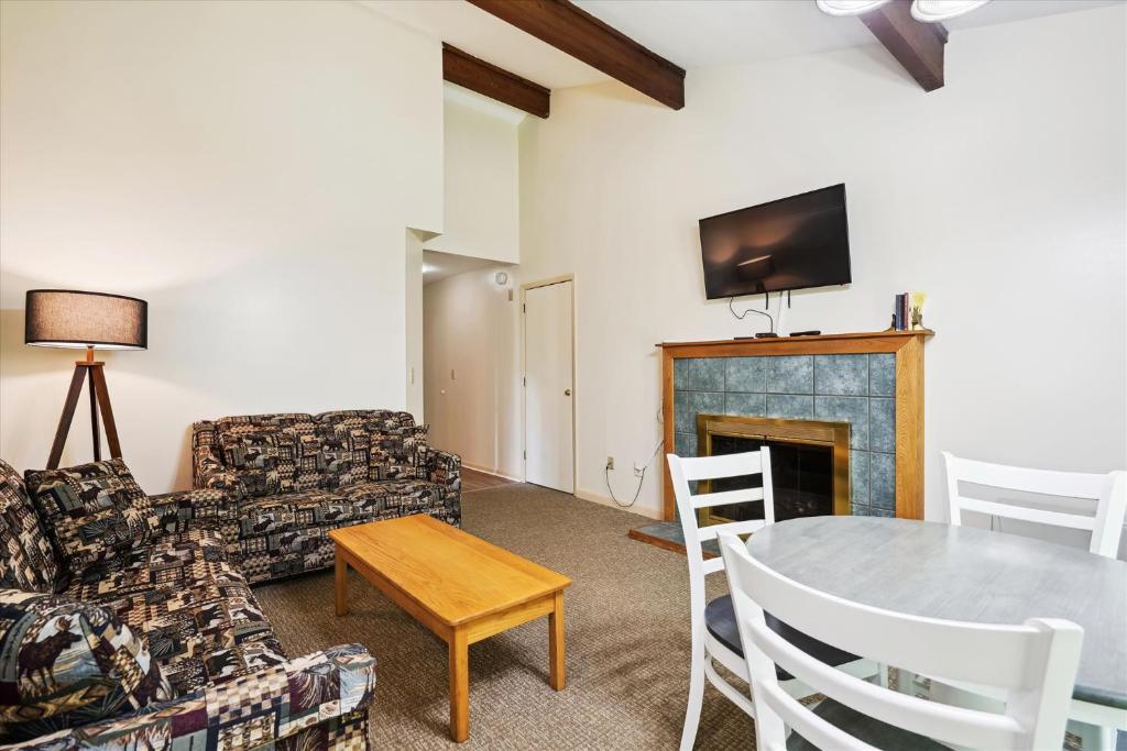 Cedarbrook Queen Suite 106 image