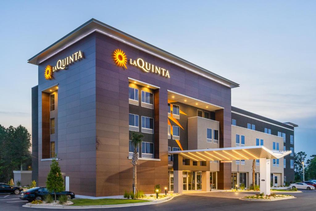 La Quinta Inn & Suites by Wyndham Valdosta image