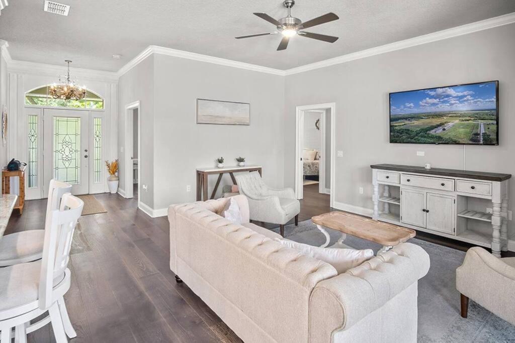 Elegant Home with Pool, Office, Theater, and Fence photo 4