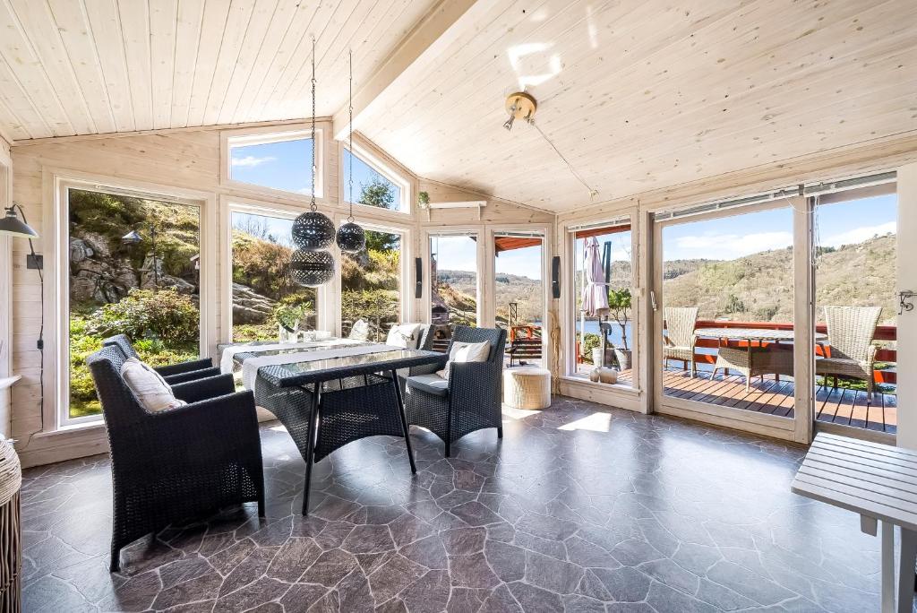 Gemütliches helles Ferienhaus am See mit Panoramaseeblick + Hütte und nahe Meer photo 3
