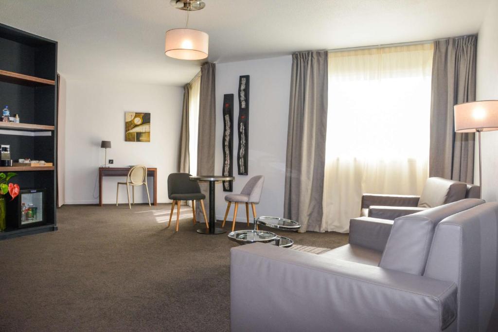 Best Western Plus Hotel La Marina Room Type - Queen Suite with Pool View - Non-Smoking