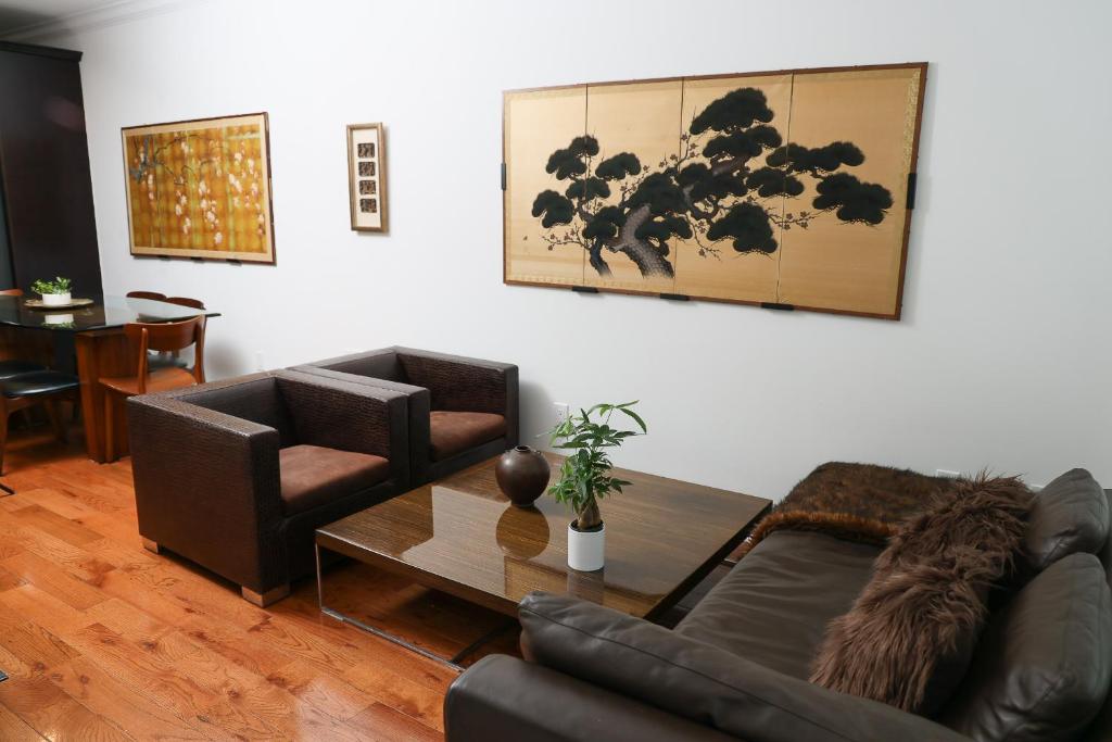 Peaceful Zen Getaway in the City image