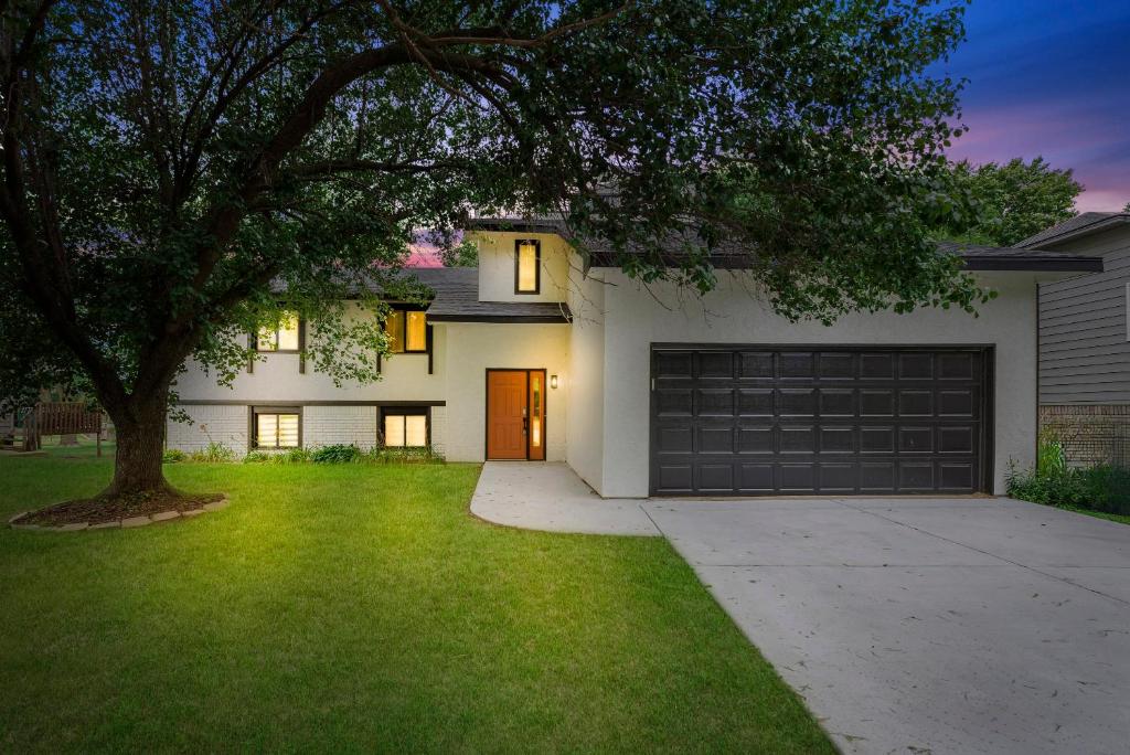 Beautiful 6 bed 3 bath home in quiet neighborhood image