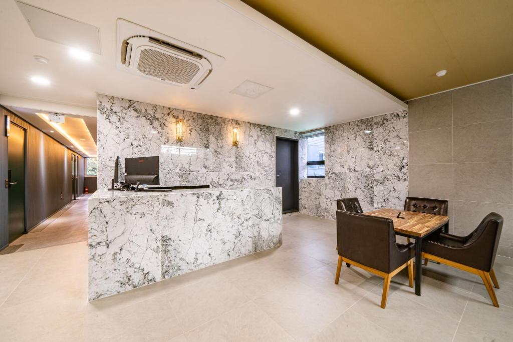 Sloth Hotel Gimhae photo 1