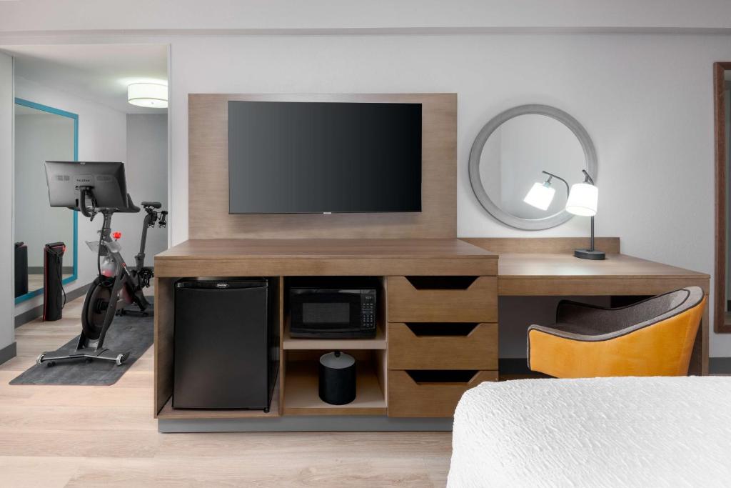 Hampton Inn by Hilton Hartford/Airport Room Type - King Room With Sofa Bed and Peloton