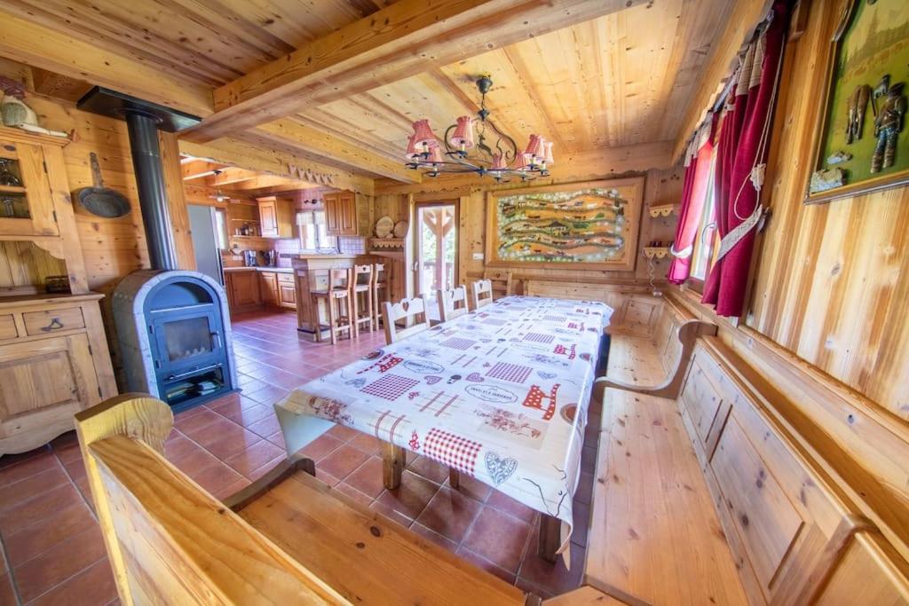 Les Griottes, véritable chalet de montagne, avec Jacuzzi et Sauna photo 4