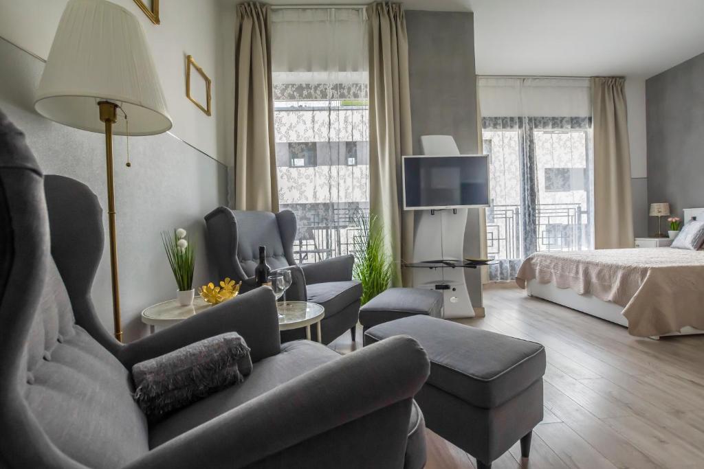 K40 Romantic Deluxe Studio In the City Center - Tap to explore photos