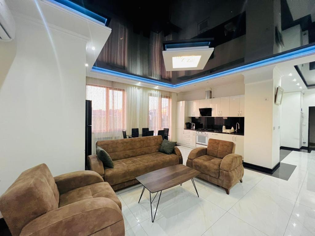 Современная и Просторная Квартира в Самом ЦЕНТРЕ/ Modern Large Apartment In City Center - Tap to explore photos