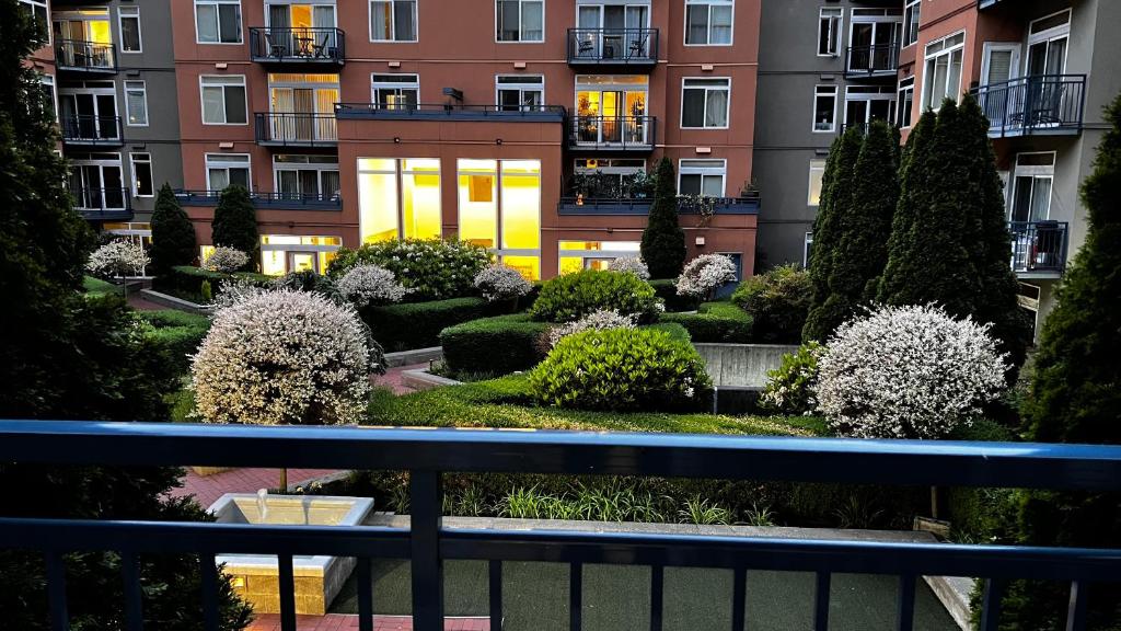 Cozy home nearby most attractions Seattle center photo 1