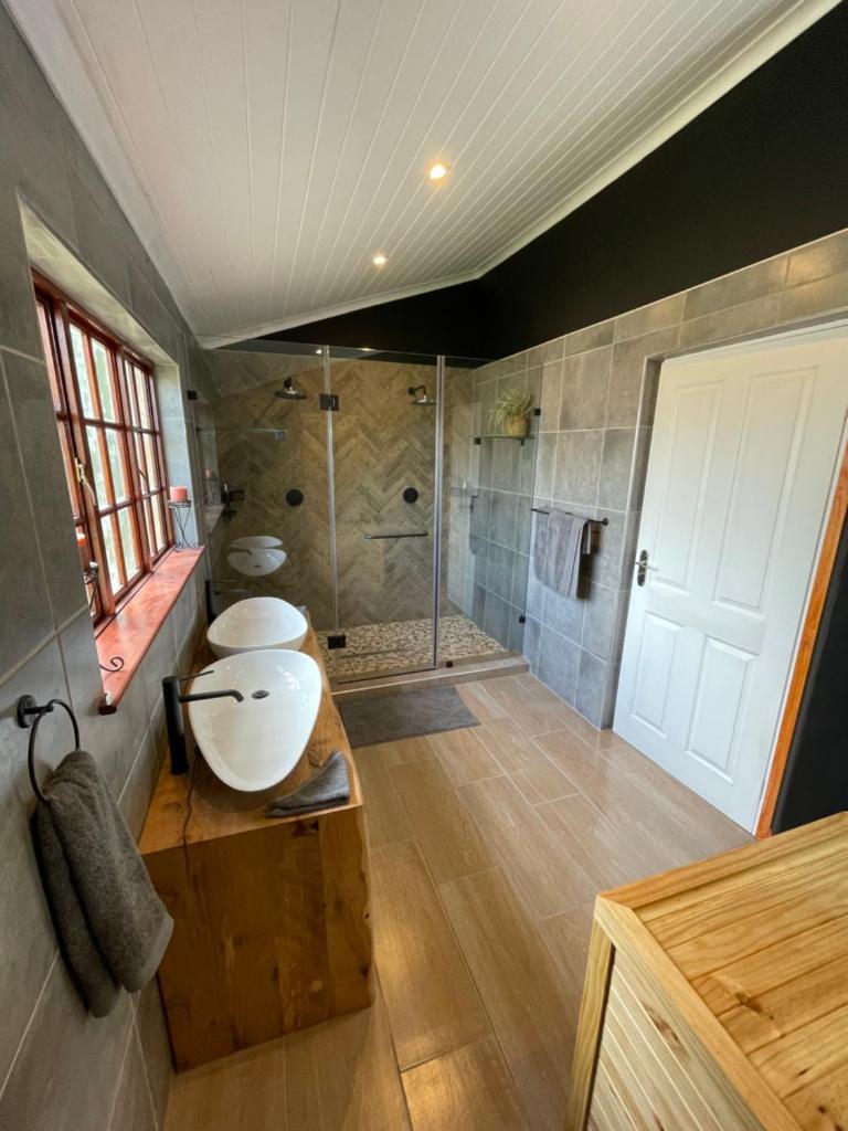 OAK HOUSE, Entire holiday home, Self catering, fully equipped, double storey, 3 bedroom, 2 bathroom, outside entertainment, Braai area, 300sqm home photo 2