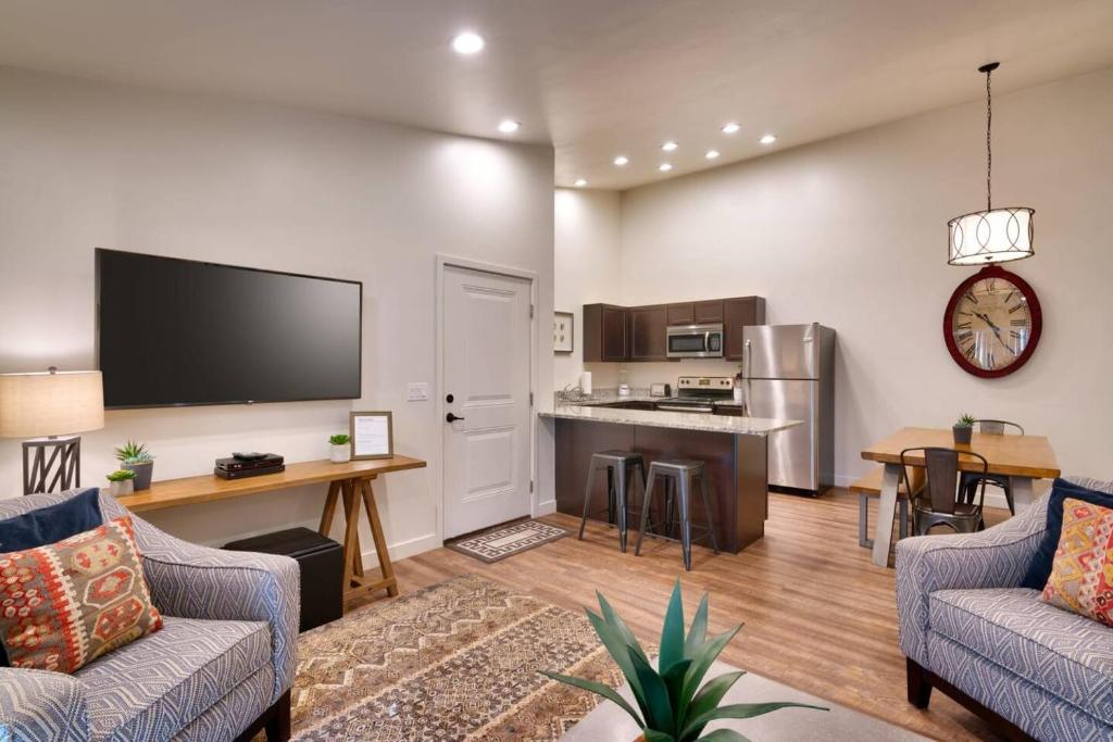 2i Top Floor Moab RedCliff Condo, Pool & Hot Tub image