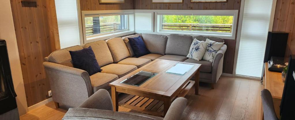 Big 3 bedrom cabin at Grønnliskaret, Ringvassøya. photo 2