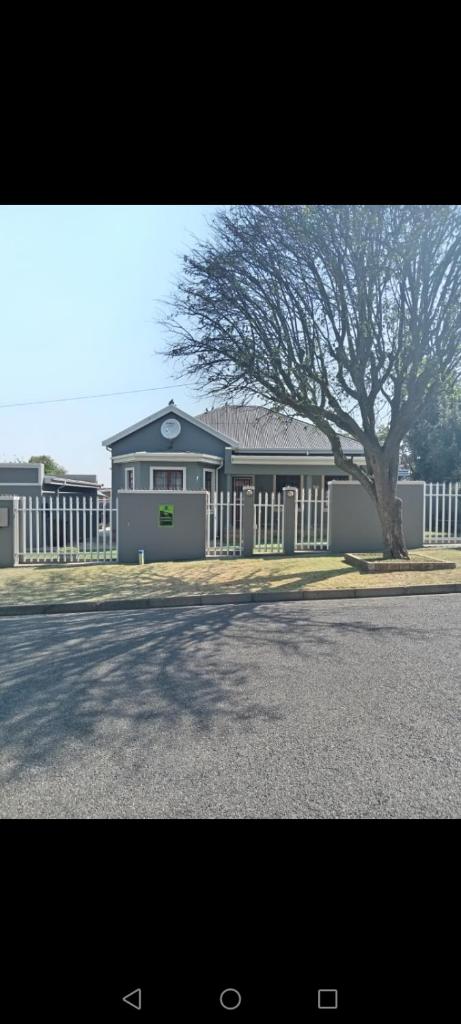 Fancy Pansy 4: Secure Modern 2 bed family home photo 3