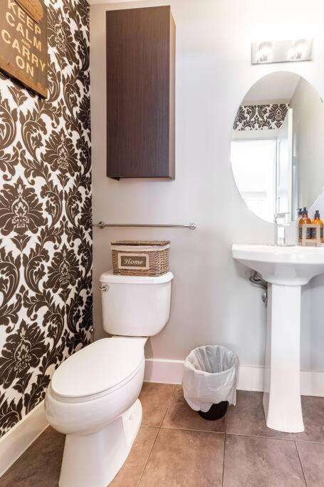 Shop, Dine, and Comfort Family Home Henday Drive Gem photo 1