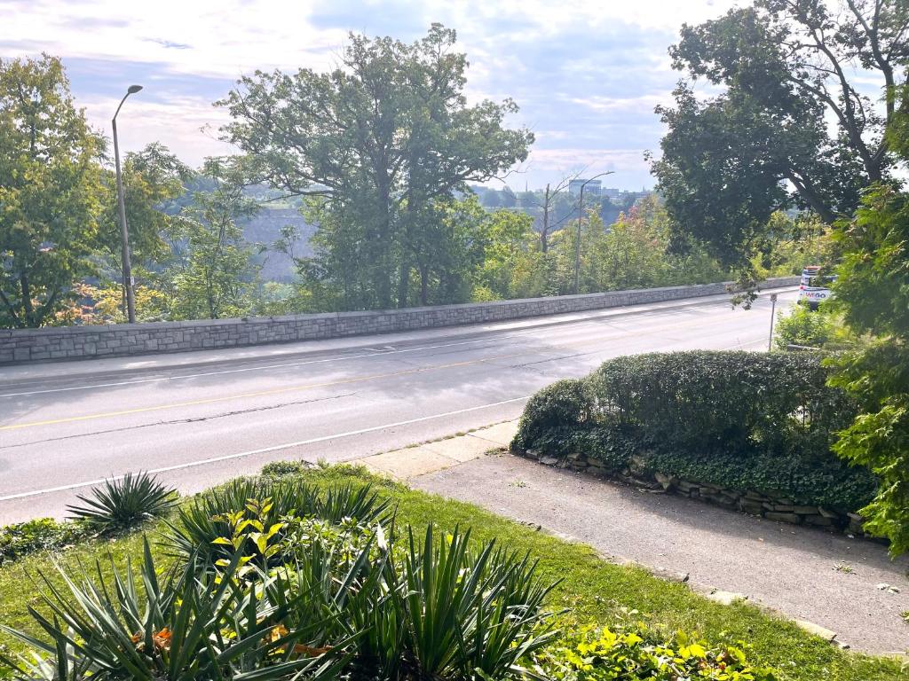 Niagara Riverview Closest to Falls, Free Breakfast Delivered Daily photo 4