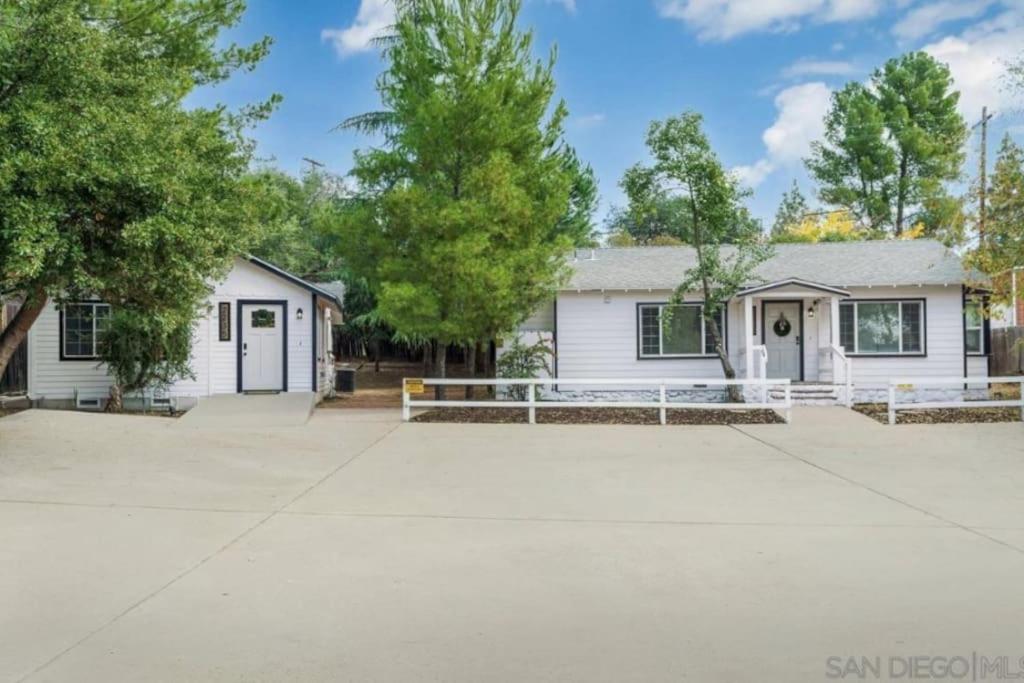 Entire 2 Bedroom Pet Friendly Cottage Home photo 3