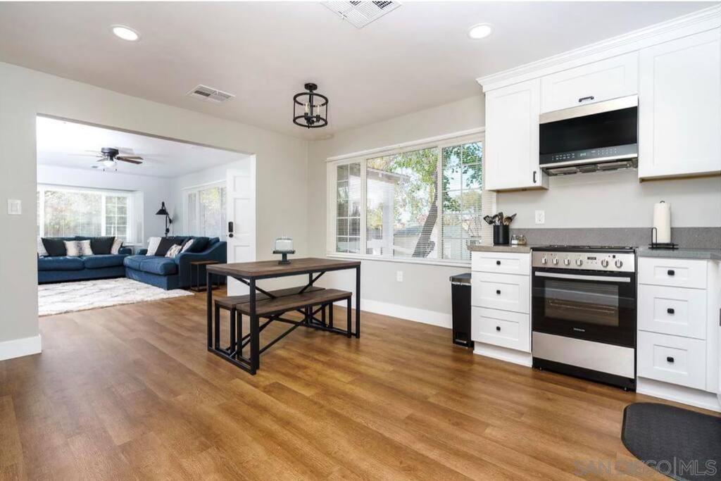 Entire 2 Bedroom Pet Friendly Cottage Home photo 2