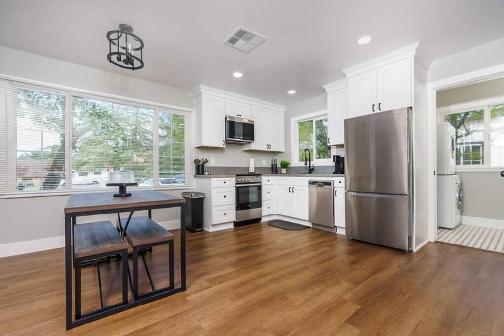 Entire 2 Bedroom Pet Friendly Cottage Home photo 1