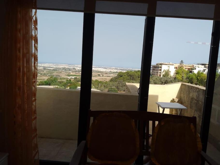 Terraced house with stunning view close to Mdina