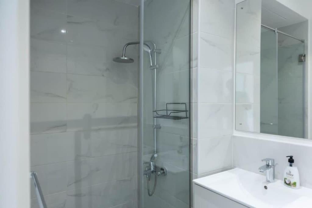 Best 1 Bedroom Plus Guest Toilet @Embassy Gardens photo 4