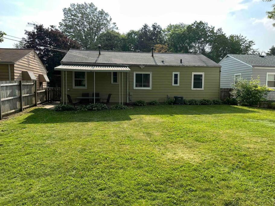 Close to airport* Pets*Fenced yard*A/C & Fast WIFI photo 2