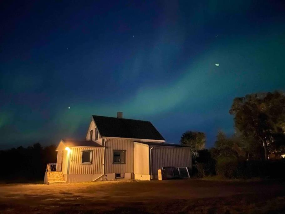 Koselig hus i landlig område
