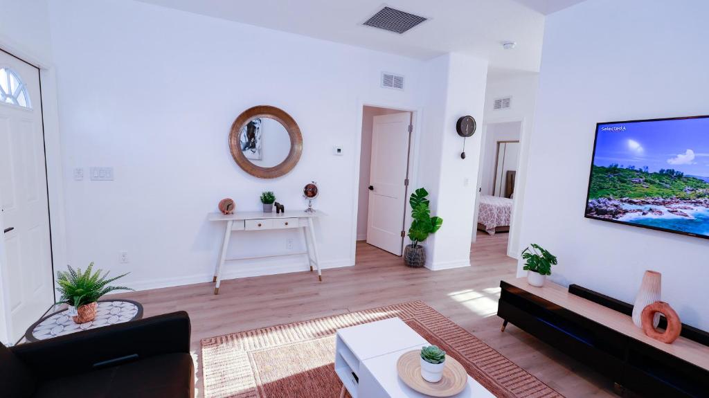 Stunning 2 BR w/ private patio in perfect location photo 4