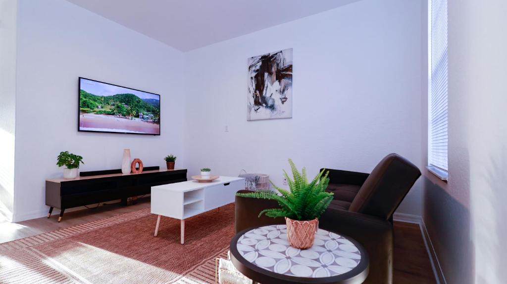 Stunning 2 BR w/ private patio in perfect location photo 2