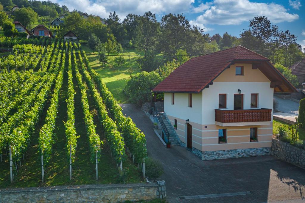 Vineyard Cottage Pyramid - Happy Rentals