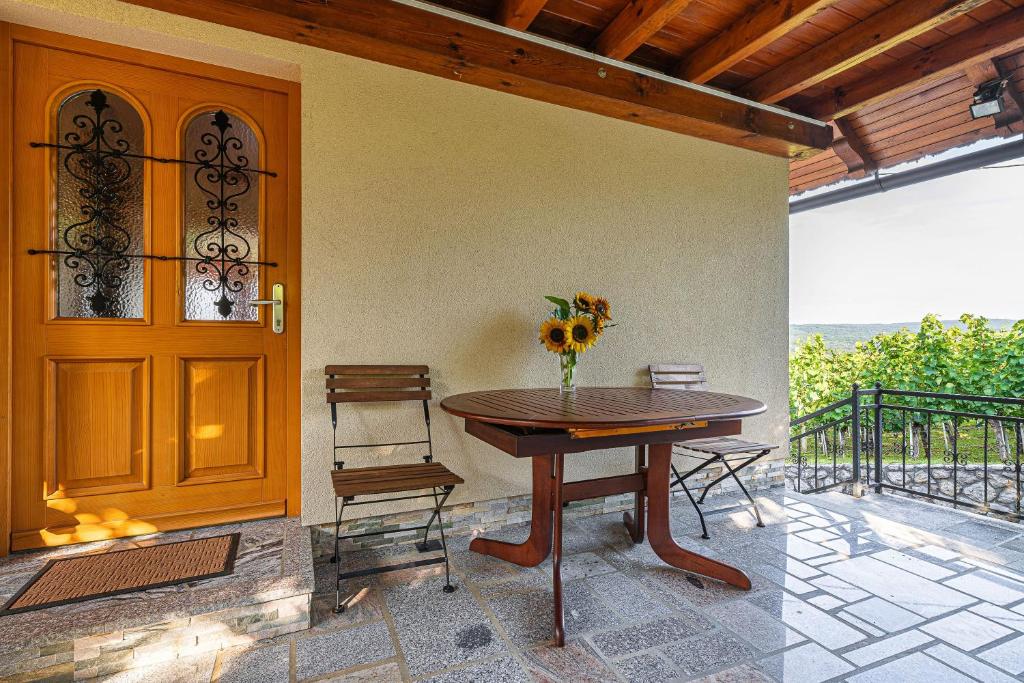 Vineyard Cottage Pyramid - Happy Rentals photo 1