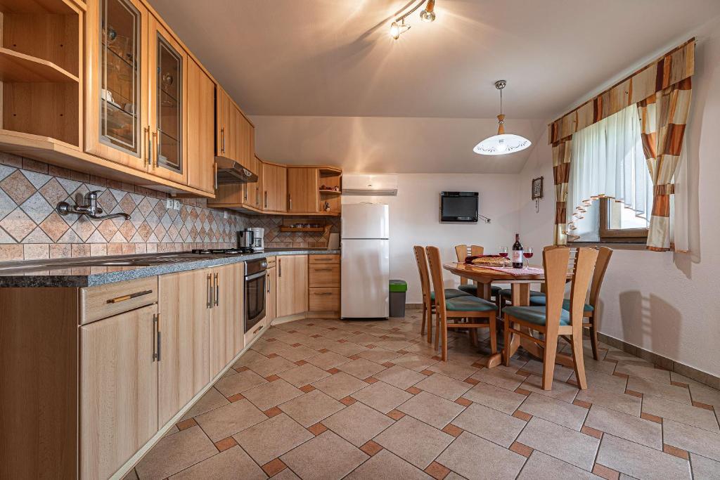 Vineyard Cottage Ucman - Happy Rentals photo 3
