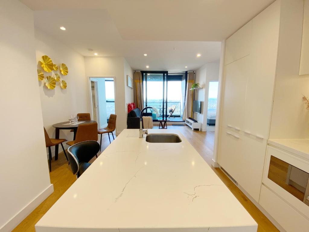 Cozy 2B2B Apartment with Free Parking & Penthouse Pool photo 2