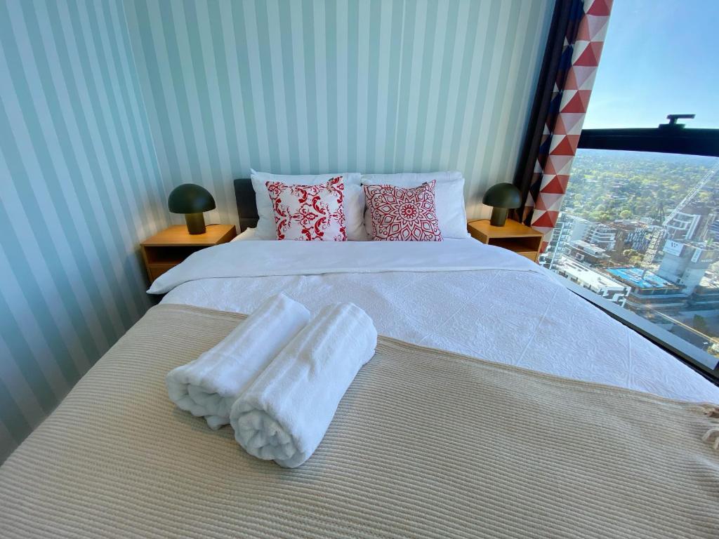 Cozy 2B2B Apartment with Free Parking & Penthouse Pool photo 3