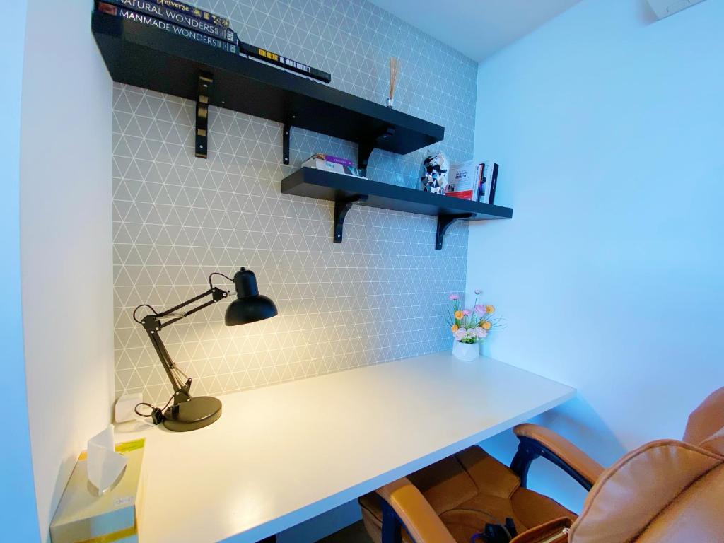Cozy 2B2B Apartment with Free Parking & Penthouse Pool photo 4